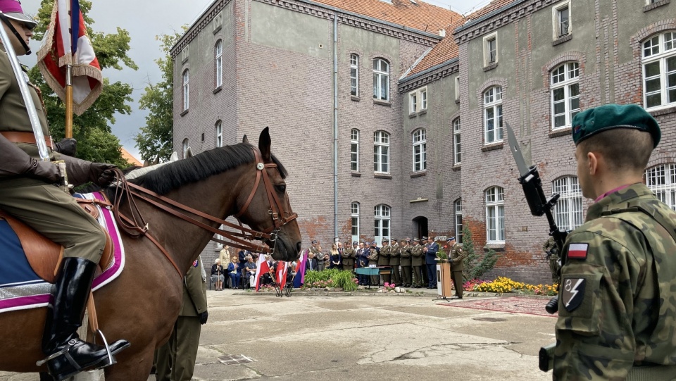 Uroczysta zbiórka i odsłonięcie tablicy pamiątkowej z okazji 100. rocznicy powstania Centrum Wyszkolenia Kawalerii w Grudziądzu. Fot. Krystian Makowski