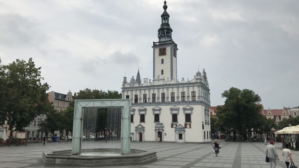 Najpierw dziecko trąciło drzwiami samochodu jego auto. Wtedy wpadł w szał i głową dziecka rozbił szybę. Poszukuje go policja – czytamy w „Czasie Chełmna”. Fot. Archiwum