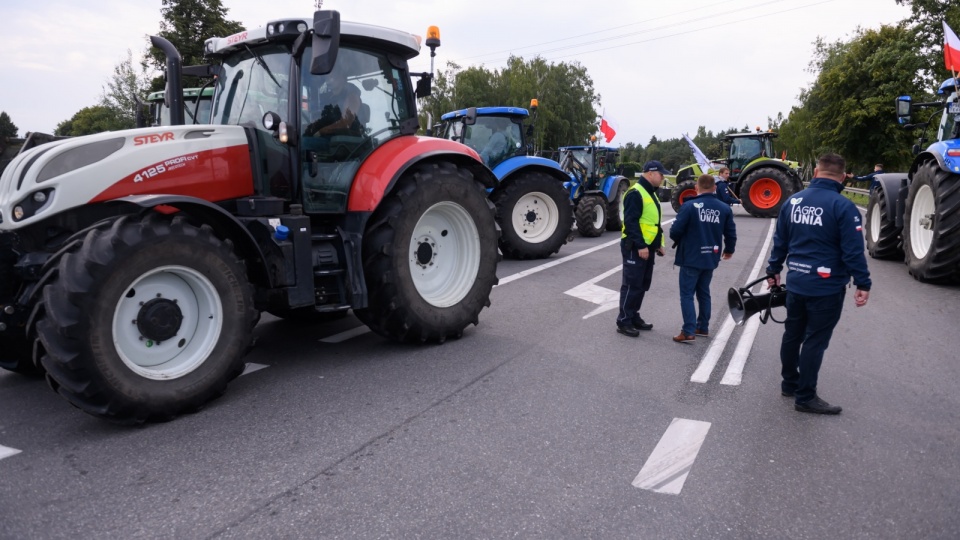 Od rana trwają blokady dróg w kilku województwach. Protest rolników z AgroUnii ma trwać 48 godzin. Fot. PAP/Jakub Kaczmarczyk