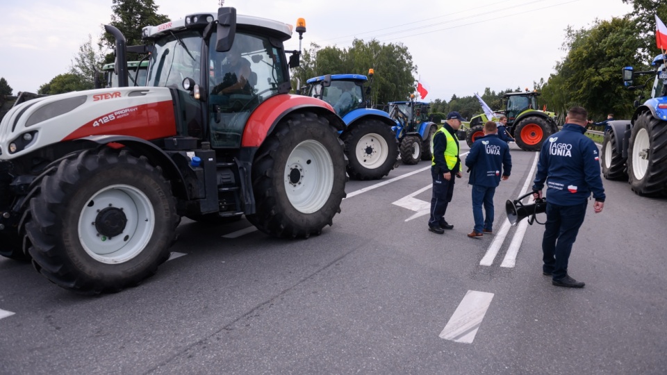 Od rana trwają blokady dróg w kilku województwach. Protest rolników z AgroUnii ma trwać 48 godzin. Fot. PAP/Jakub Kaczmarczyk