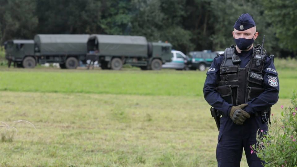 Policjant w pobliżu miejscowości Usnarz Górny (pow. sokólski). Fot. PAP/Artur Reszko