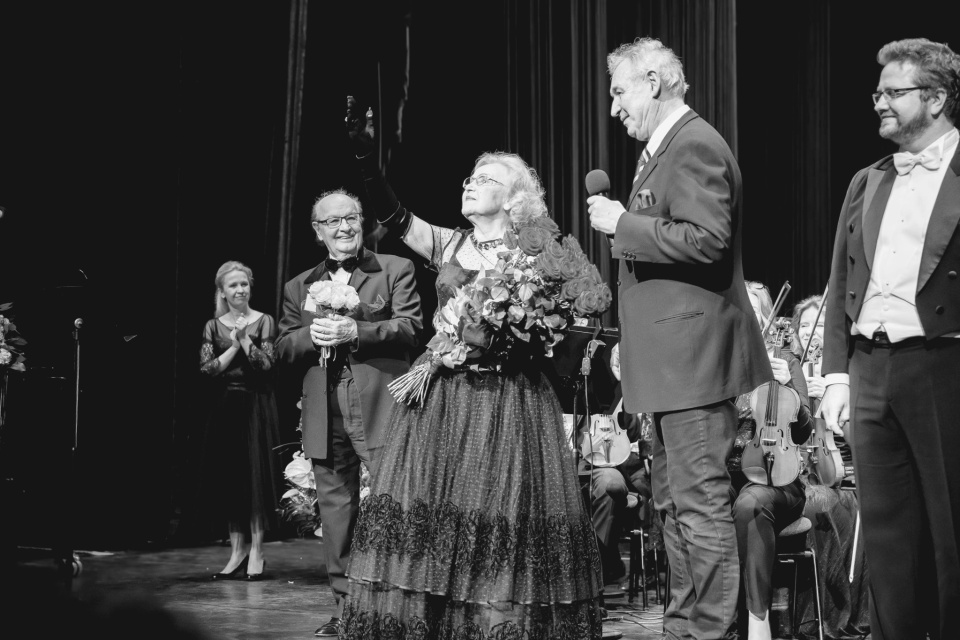 Teresa Żylis - Gara na zdjęciu z Wiesławem Ochmanem, Waldemarem Dąbrowskim i Tadeuszem Szlenkierem./fot. Teatr Wielki-Opera Narodowa