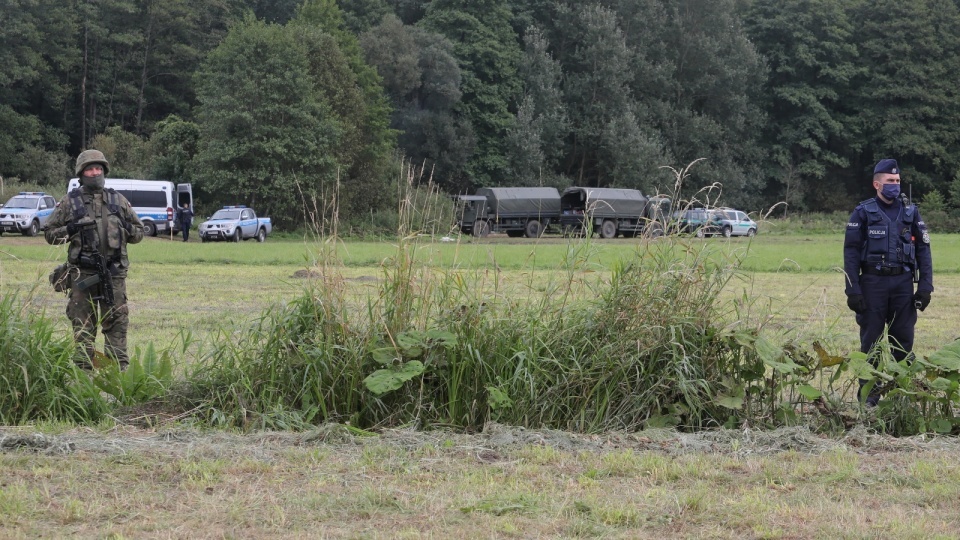 Nowe posiłki wojska i policji przyjechały wcześnie rano w niedzielę na granicę polsko-białoruską k. Usnarza Górnego (woj. podlaskie). Fot. PAP/Artur Reszko