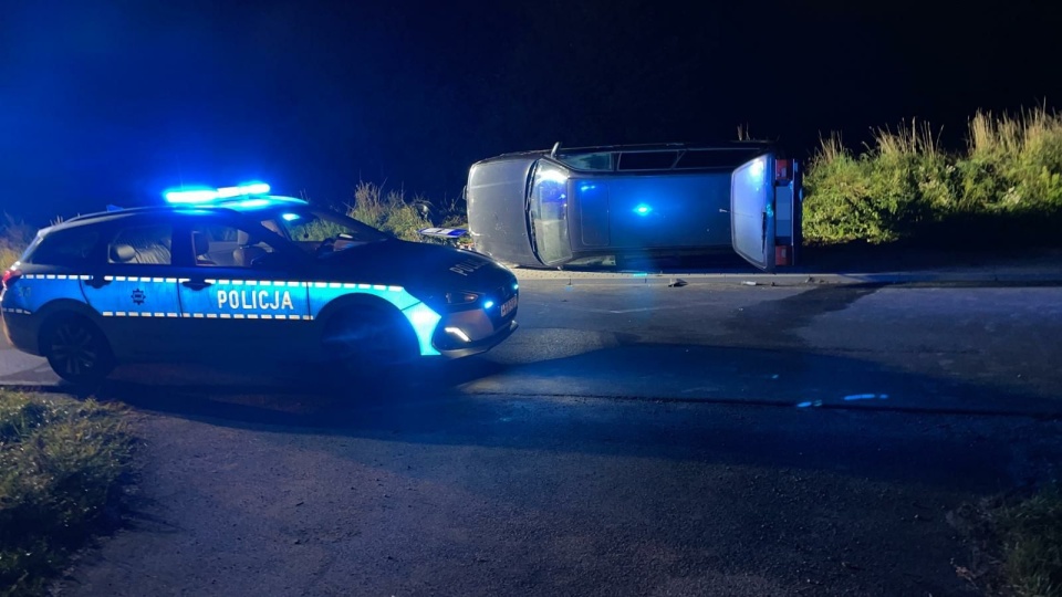 Golubsko-dobrzyńscy policjanci pod nadzorem prokuratora wyjaśniają przyczyny i okoliczności wypadku w Zbójnie, gdzie doszło do śmiertelnego potrącenia 72-letniej kobiety. Fot. Policja