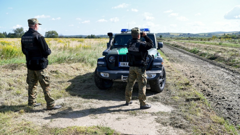 Pogranicznicy z Podlasia udzielili pomocy przedmedycznej i wezwali karetkę do nielegalnej imigrantki z Konga. Fot. PAP/Darek Delmanowicz