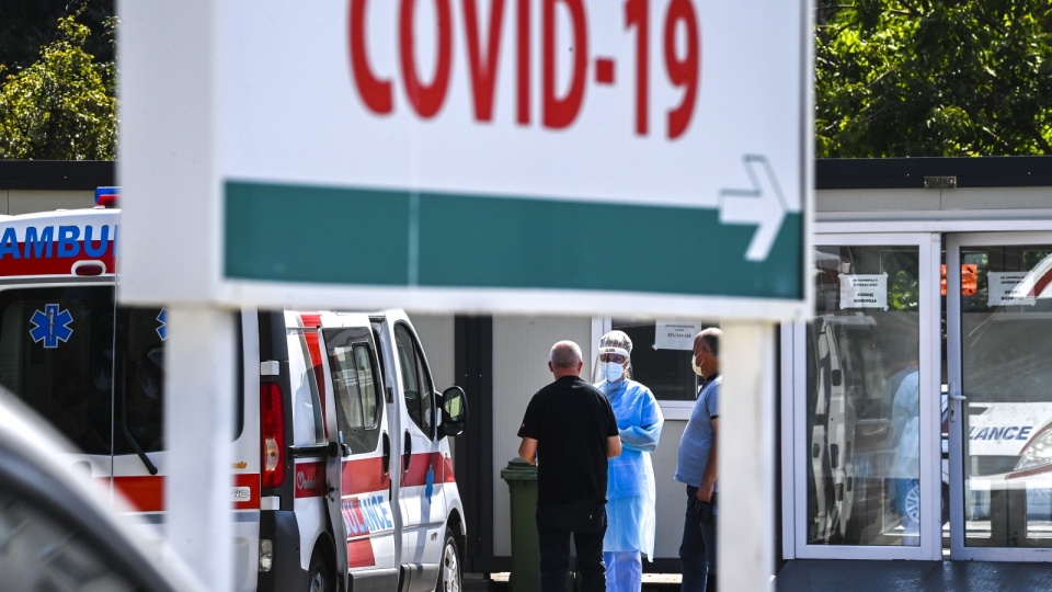Badania potwierdziły 183 nowe zakażenia koronawirusem. Nie zmarła żadna osoba z COVID-19 – poinformowało w poniedziałek Ministerstwo Zdrowia. Fot. PAP/EPA