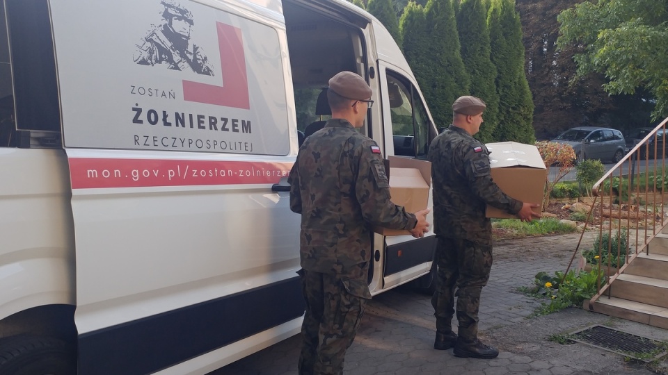 Żołnierze 8. Kujawsko-Pomorskiej Brygady Obrony Terytorialnej rozwożą paczki z materiałami higienicznymi oraz żywnością/fot. Tatiana Adonis