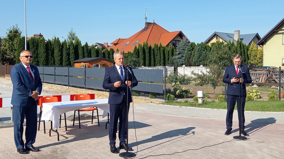 Wojewoda Mikołaj Bogdanowicz i wójt Złotnik - Witold Cybulski podpisali we wtorek w Złotnikach Kujawskich umowę na tysięczną inwestycję drogową w regionie/fot. Agata Raczek