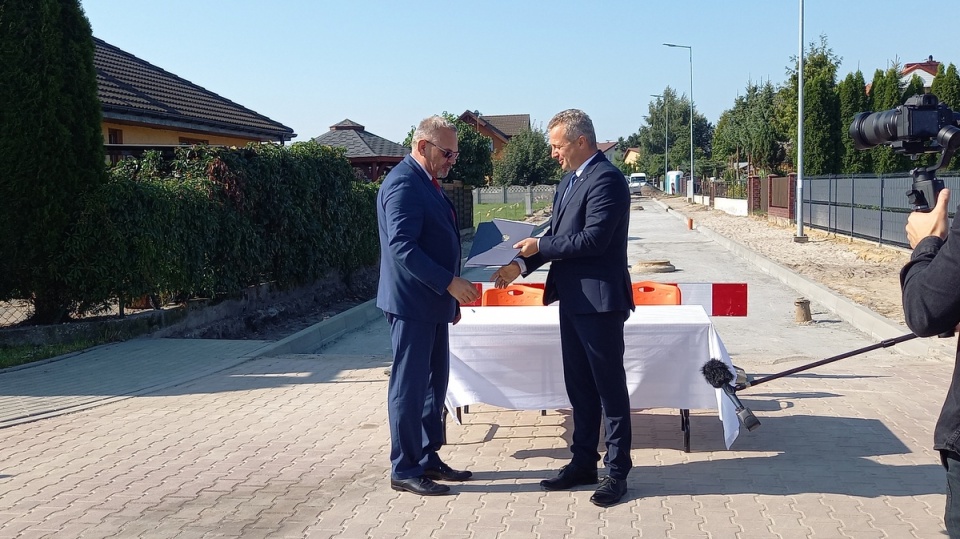 Wojewoda Mikołaj Bogdanowicz i wójt Złotnik - Witold Cybulski podpisali we wtorek w Złotnikach Kujawskich umowę na tysięczną inwestycję drogową w regionie/fot. Agata Raczek