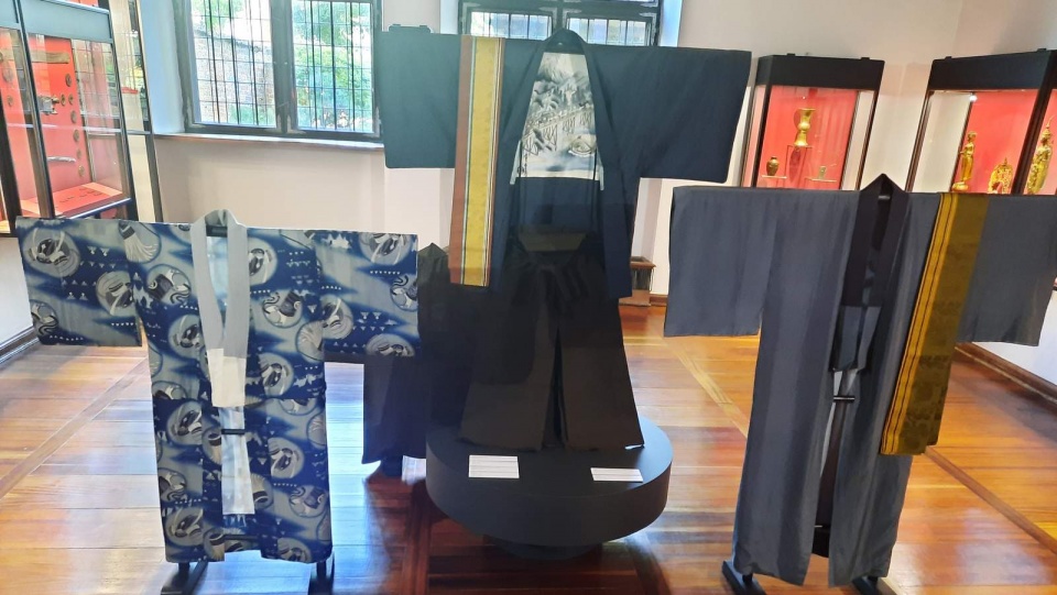 Wystawa „Kimono – forma, wzór, rzecz do noszenia. Stroje japońskie z kolekcji Muzeum Sztuki i Techniki Japońskiej Manggha w Krakowie” od piątku prezentowana jest w Kamienicy Pod Gwiazdą w Toruniu. Fot. Iwona Muszytowska-Rzeszotek