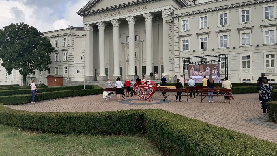 Transmisję z beatyfikacji kardynała Stefana Wyszyńskiego i matki Róży Czackiej bydgoszczanie mogli oglądać na telebimie przed bazyliką. Fot. Monika Siwak