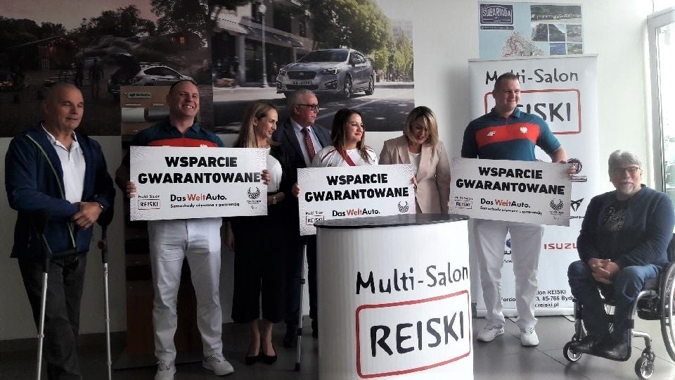 Paulina Przywecka-Puziak, Tomasz Pauliński i Tomasz Ściubak, paraolimpijczycy z Igrzysk w Tokio, związani z klubem Start Bydgoszcz, otrzymali od firmy Reiski trzy samochody w użyczenie. Fot. Robert Erdmann