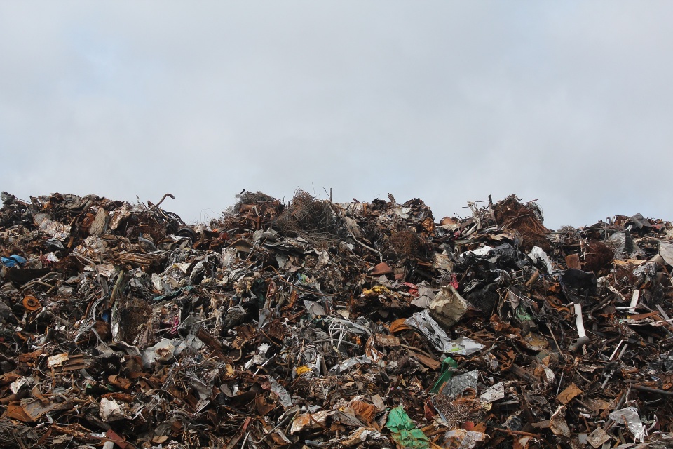 Śmierdzący problem gminy Świecie. Aż 11 milionów ma kosztować usunięcie zgromadzonych tam nielegalnie odpadów. Zdjęcie ilustracyjne./fot. Pixabay