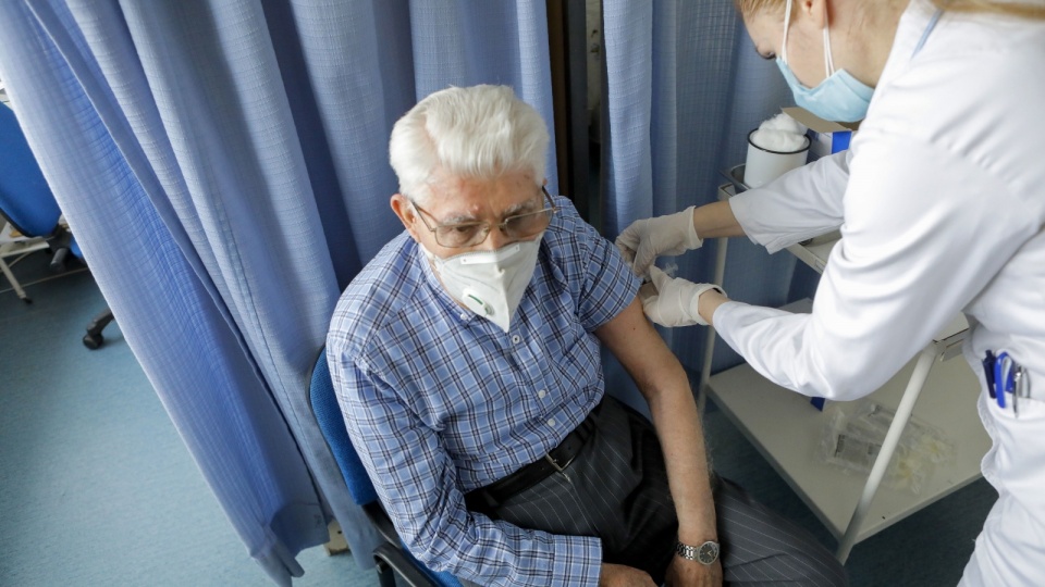 Rada Medyczna rekomenduje trzecią dawkę szczepionki seniorom i medykom. Fot. PAP/EPA