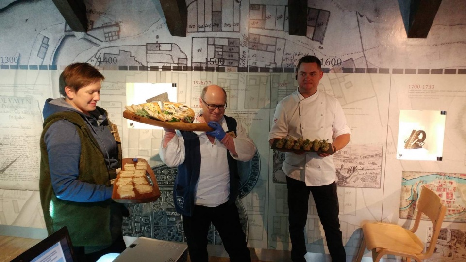 O kuchni nie tylko mówiono, ale także próbowano jej specjałów - w Bydgoszczy odbył się festiwal kulinarno-kulturalny „Ryby po bydgosku”. Fot. Tatiana Adonis