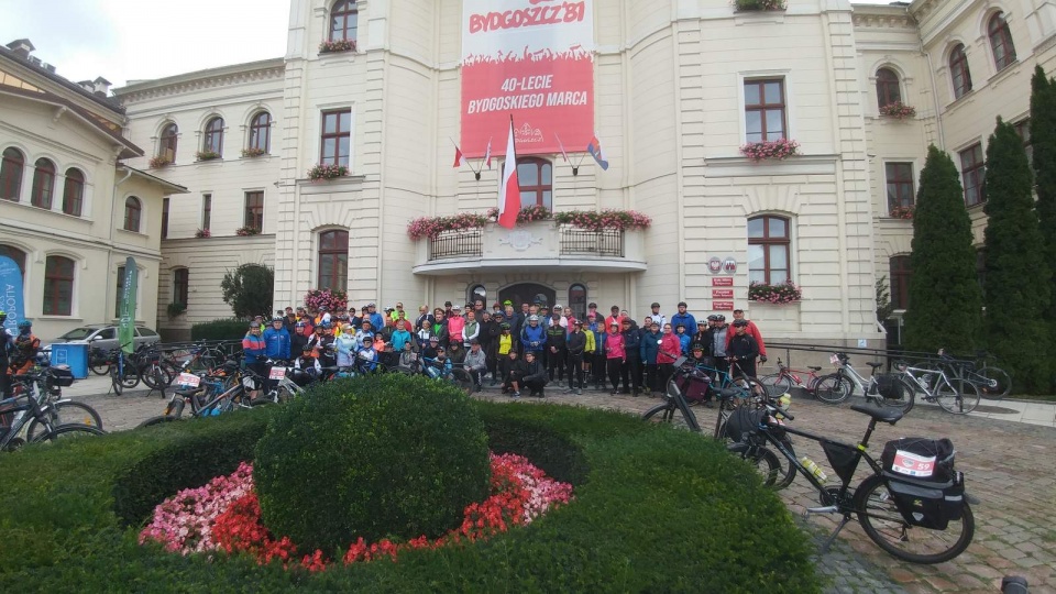 Rowerowym rajdem świętowali ukończenie ścieżki rowerowej Nakło – Bydgoszcz. Fot. Tatiana Adonis