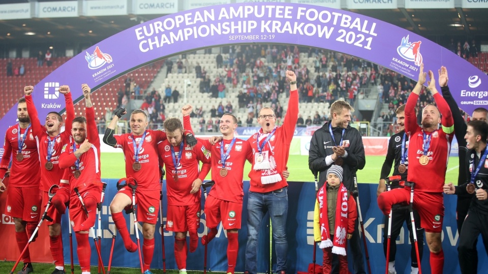 Radość zawodników reprezentacji Polski ze zdobycia brązowego medalu mistrzostw Europy w amp futbolu w Krakowie. Polacy w meczu o trzecie miejsce pokonali 1:0 reprezentację Rosji. Fot. PAP/Łukasz Gągulski