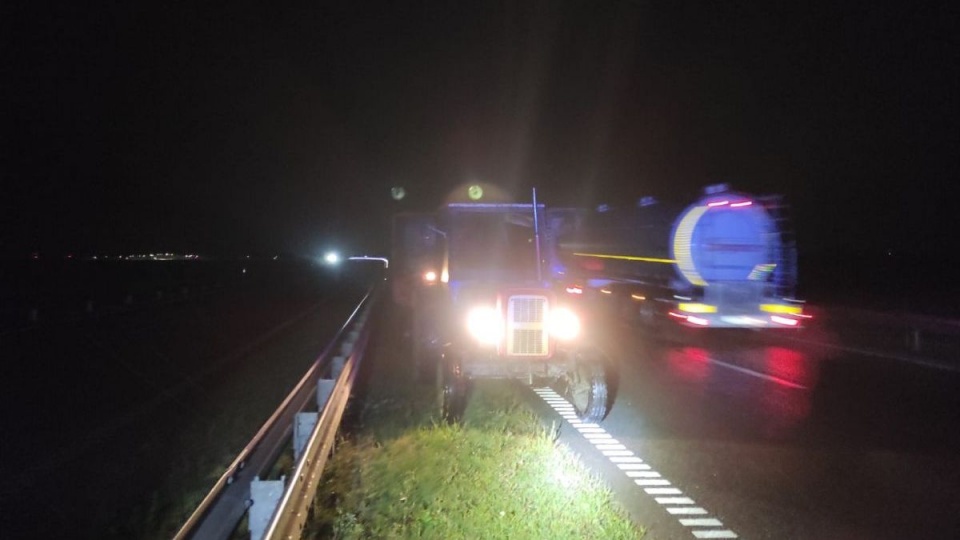 Kierowca ciągnika został zatrzymany przez policjantów do kontroli w Jacewie/fot. materiały policji