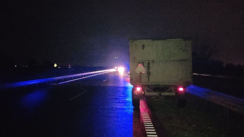 Kierowca ciągnika został zatrzymany przez policjantów do kontroli w Jacewie/fot. materiały policji