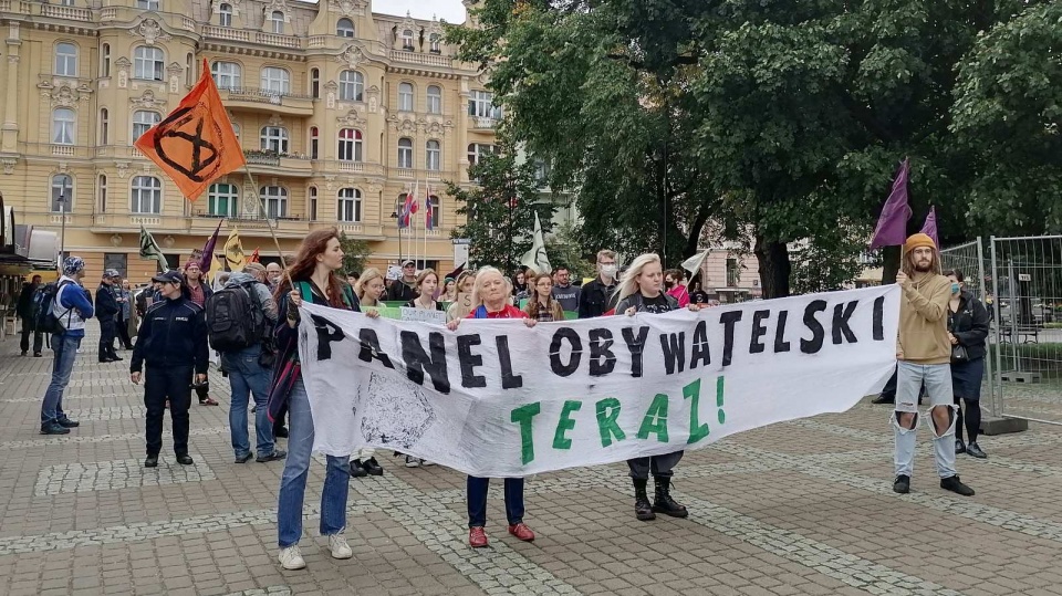 Od pl. Wolności ulicami centrum Bydgoszczy przeszło około stu osób, głównie młodych. Fot. Monika Siwak