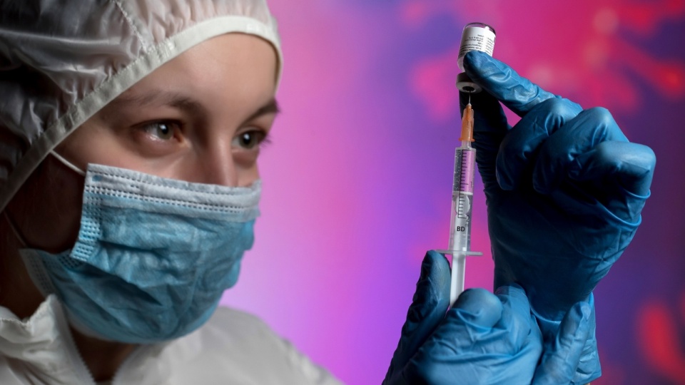 Ministerstwo Zdrowia opublikowało we wtorek projekt rozporządzenia wprowadzający możliwość kontynuacji szczepienia przeciwko COVID-19 dla osób zaszczepionych poza Polską pierwszą dawką szczepionki dopuszczonej do obrotu w Unii Europejskiej. Fot. PAP/EPA