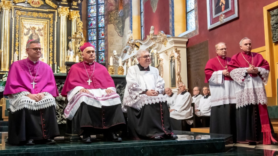 Pełniący dotąd obowiązki biskupa bydgoskiego, biskup toruński Wiesław Śmigiel (z lewej), biskup Krzysztof Włodarczyk (w środku) oraz wikariusz generalny diecezji bydgoskiej ks. dr Bronisław Kaczmarek (trzeci z lewej) podczas kanonicznego objęcia diecezji bydgoskiej przez bp. Krzysztofa Włodarczyka. Fot. PAP/Tytus Żmijewski