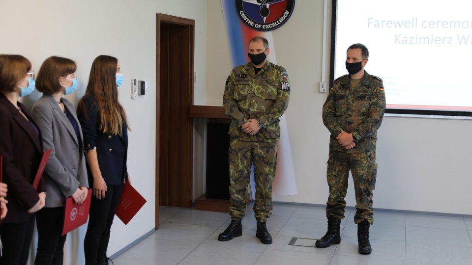 Cztery studentki  Uniwersytetu Kazimierza Wielkiego w Bydgoszczy  właśnie kończą przygodę życia - program stażowy w Centrum Eksperckim Policji Wojskowych NATO/fot. nadesłane