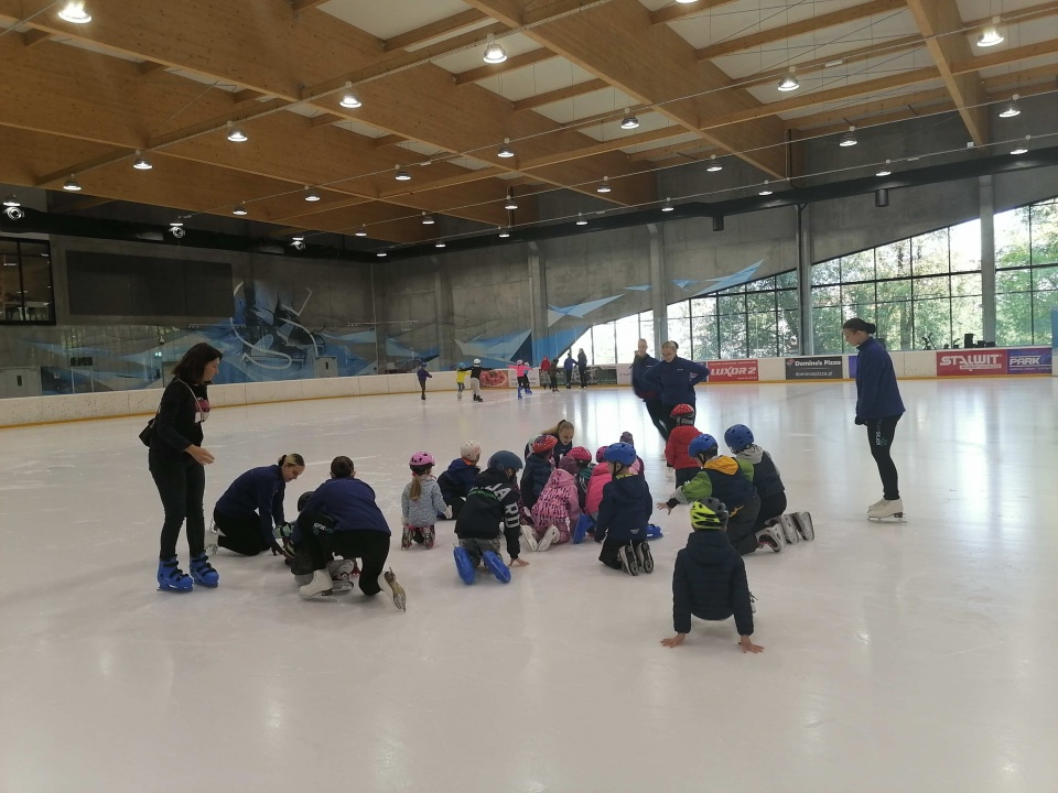 Na miejskim lodowisku odbyły się bezpłatne zajęcia prowadzone przez instruktorów klubu Ice