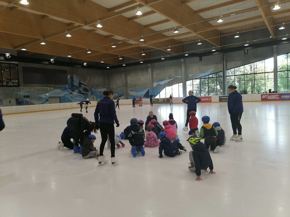 Na miejskim lodowisku odbyły się bezpłatne zajęcia prowadzone przez instruktorów klubu Ice