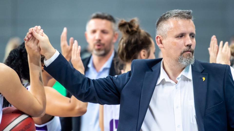 Trener KS Basketu 25 Bydgoszcz Piotr Kulpeksza podczas rewanżowego meczu kwalifikacji do fazy grupowej Pucharu Europy koszykarek z Eleftheria Moschatou. Fot. PAP/Tytus Żmijewski