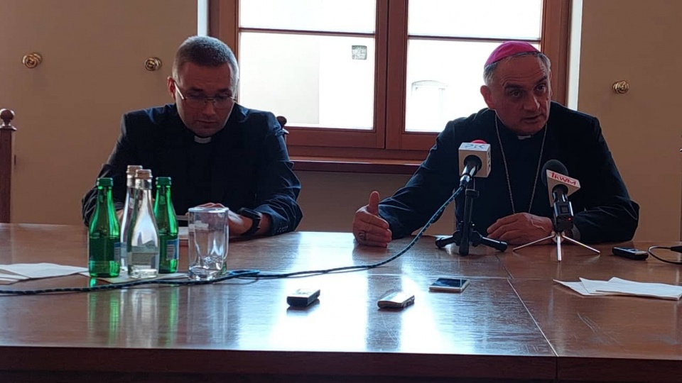 Podczas trwającego ponad godzinę spotkania biskup był pytany między innymi o plany duszpasterskie wobec środowiska młodzieżowego. Fot. Michał Jędryka