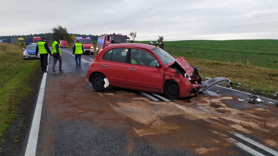 kierujący oplem corsą na łuku drogi stracił panowanie nad pojazdem, zjechał na przeciwległy pas ruchu i zderzył się jadącym z naprzeciwka nissanem micrą. W wyniku odniesionych obrażeń śmierć na miejscu poniósł kierowca opla – 49 mieszkaniec gminy Kamień Krajeński, natomiast kierująca nissanem - 68-letnia mieszkanka Łodzi z obrażeniami ciała została przewieziona do szpitala./fot. Policja