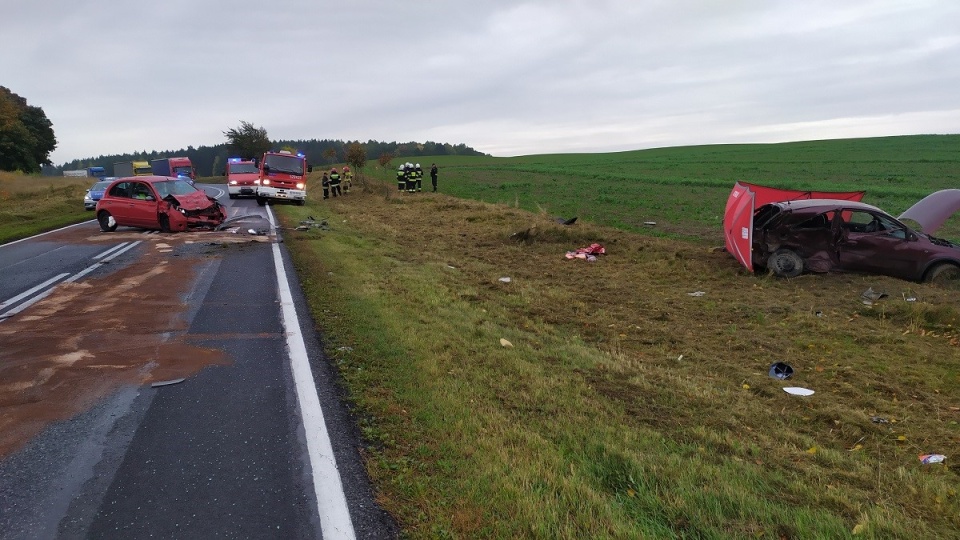 kierujący oplem corsą na łuku drogi stracił panowanie nad pojazdem, zjechał na przeciwległy pas ruchu i zderzył się jadącym z naprzeciwka nissanem micrą. W wyniku odniesionych obrażeń śmierć na miejscu poniósł kierowca opla – 49 mieszkaniec gminy Kamień Krajeński, natomiast kierująca nissanem - 68-letnia mieszkanka Łodzi z obrażeniami ciała została przewieziona do szpitala./fot. Policja