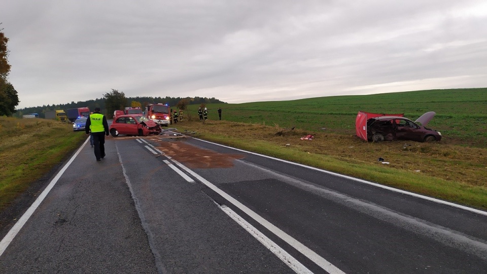 kierujący oplem corsą na łuku drogi stracił panowanie nad pojazdem, zjechał na przeciwległy pas ruchu i zderzył się jadącym z naprzeciwka nissanem micrą. W wyniku odniesionych obrażeń śmierć na miejscu poniósł kierowca opla – 49 mieszkaniec gminy Kamień Krajeński, natomiast kierująca nissanem - 68-letnia mieszkanka Łodzi z obrażeniami ciała została przewieziona do szpitala./fot. Policja