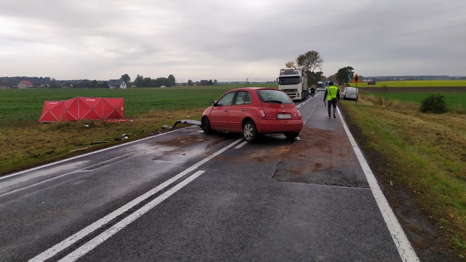 kierujący oplem corsą na łuku drogi stracił panowanie nad pojazdem, zjechał na przeciwległy pas ruchu i zderzył się jadącym z naprzeciwka nissanem micrą. W wyniku odniesionych obrażeń śmierć na miejscu poniósł kierowca opla – 49 mieszkaniec gminy Kamień Krajeński, natomiast kierująca nissanem - 68-letnia mieszkanka Łodzi z obrażeniami ciała została przewieziona do szpitala./fot. Policja