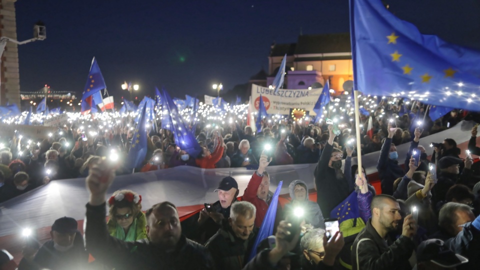 Niedzielna manifestacja na Placu Zamkowym w Warszawie. Fot. PAP/Albert Zawada