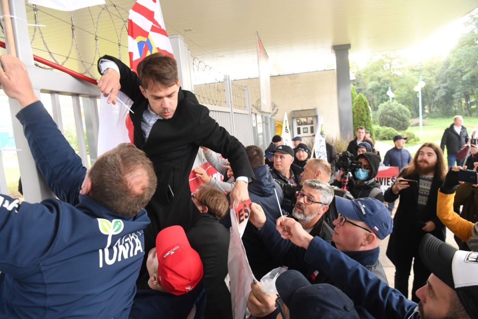 Lider AgroUnii Michał Kołodziejczak podczas manifestacji przed siedzibą spółki Anwil we Włocławku/fot. Tytus Żmijewski, PAP