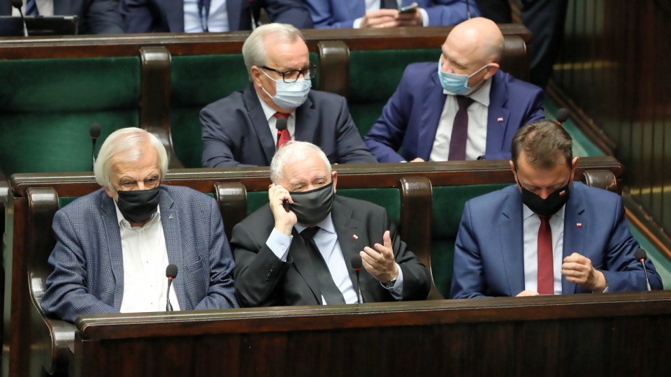 Kaczyński podczas posiedzenia klubu PiS zapowiedział rezygnację ze stanowiska w rządzie. Fot. PAP/Wojciech Olkuśnik