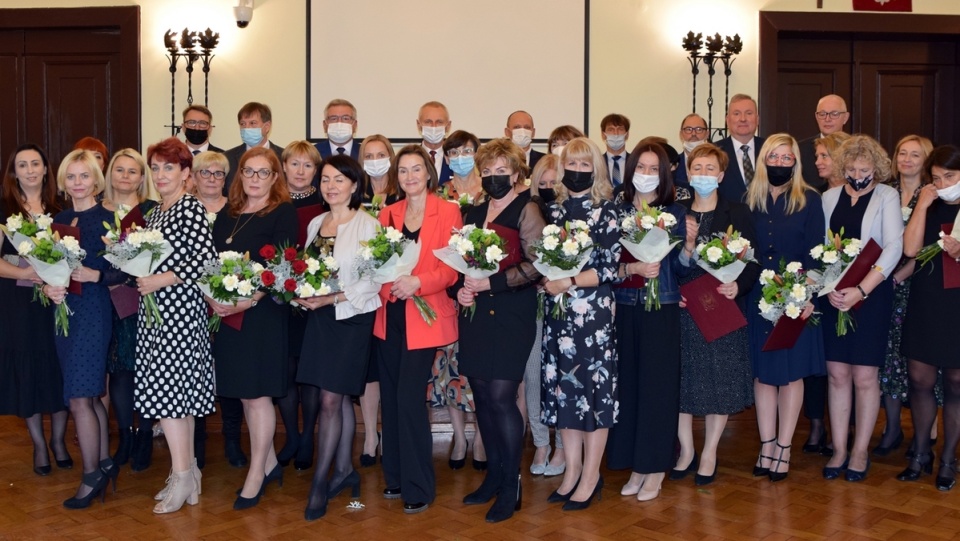 Nauczyciele i dyrektorzy inowrocławskich szkół i przedszkoli odebrali nagrody już w środę w ratuszu/fot. materiały inowrocławskiego ratusza