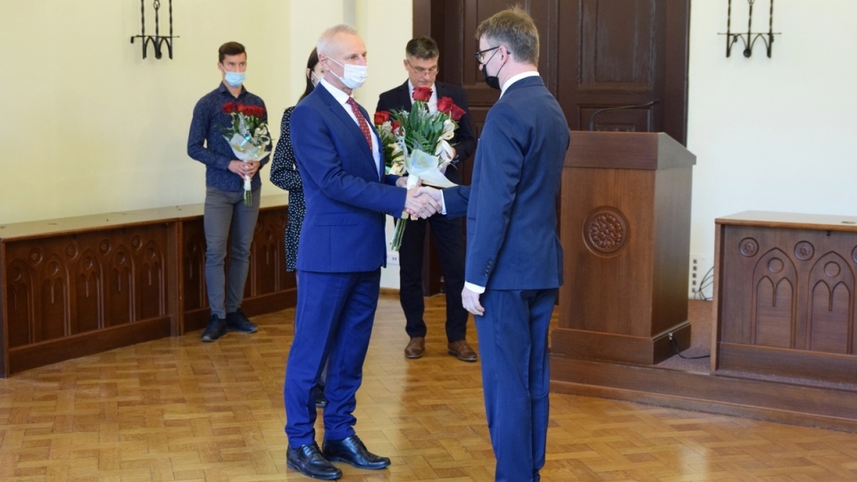 Nauczyciele i dyrektorzy inowrocławskich szkół i przedszkoli odebrali nagrody już w środę w ratuszu/fot. materiały inowrocławskiego ratusza