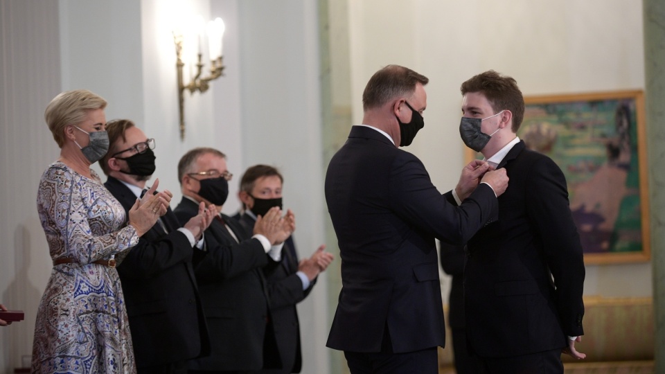 Prezydent Andrzej Duda odznaczył Złotym Krzyżem Zasługi najlepszego Polskiego szachistę, zdobywcę Pucharu Świata Jana-Krzysztofa Dudę. Ceremonia odbyła się w Pałacu Prezydenckim w Warszawie. Fot. PAP/Marcin Obara