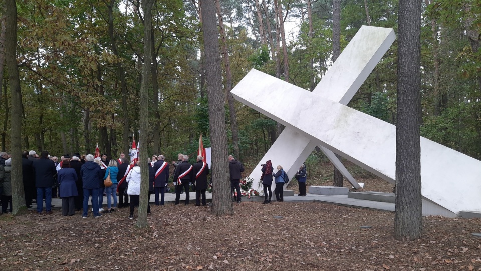 Uroczystość rozpoczęła przy Krzyżu/Pomniku w Górsku. Fot. Monika Kaczyńska