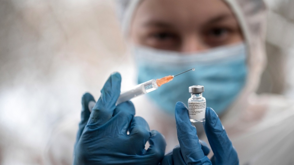 W Polsce, zgodnie z wcześniejszą rekomendacją Rady Medycznej przy premierze, podawana jest już trzecia dawka szczepionki dla chętnych osób powyżej 50 lat oraz medyków. Fot. PAP/EPA