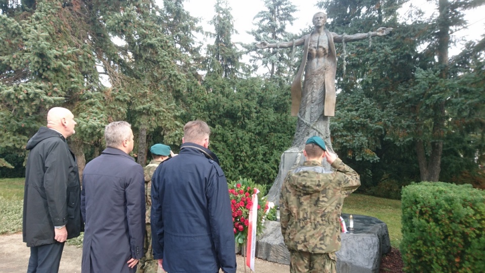 Samorządowcy złożyli kwiaty pod toruńskim pomnikiem kapelana Solidarności, w 37. rocznicę jego śmierci/fot. Michał Zaręba