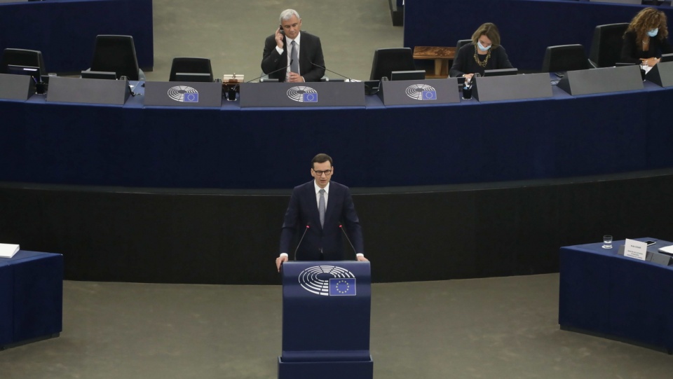Premier Mateusz Morawiecki i wiceprzewodniczący Parlamentu Europejskiego Pedro Silva Pereira (u góry) podczas posiedzenia Parlamentu w Strasburgu. Fot. PAP/Albert Zawada