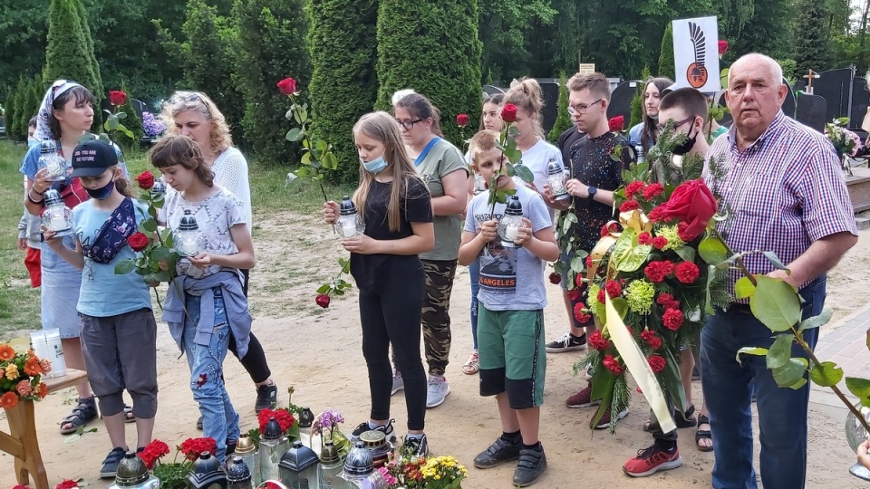 Uczniowie bydgoskiego  Ośrodka dla Dzieci i Młodzieży Słabosłyszącej i Niesłyszącej pamiętają o przyjacielu szkoły - Krzysztofie Krawczyku. Na zdjęciu: ich wizyta na grobie artysty w czerwcu/fot. nadesłane