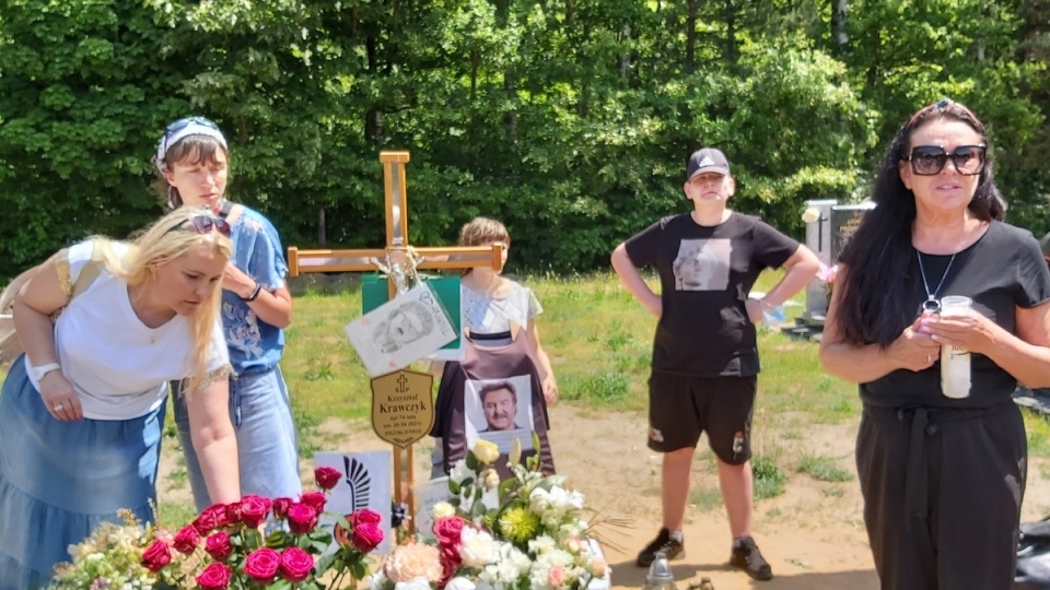 Uczniowie bydgoskiego  Ośrodka dla Dzieci i Młodzieży Słabosłyszącej i Niesłyszącej pamiętają o przyjacielu szkoły - Krzysztofie Krawczyku. Na zdjęciu: ich wizyta na grobie artysty w czerwcu/fot. nadesłane