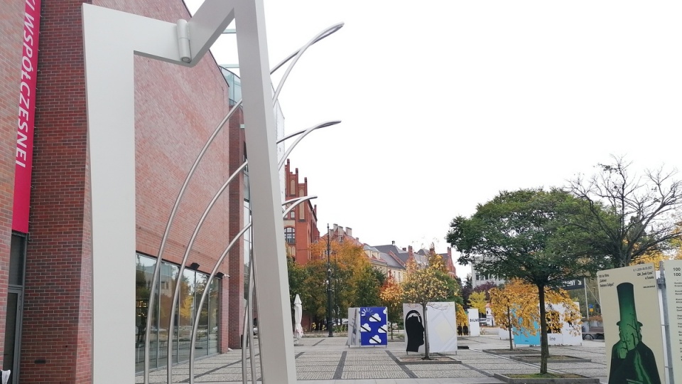 Rzeźba zatytułowana „Struny Wiatru VI" odsłonięta została na placu przy Centrum Sztuki Współczesnej w Toruniu/fot. Iwona Muszytowska-Rzeszotek