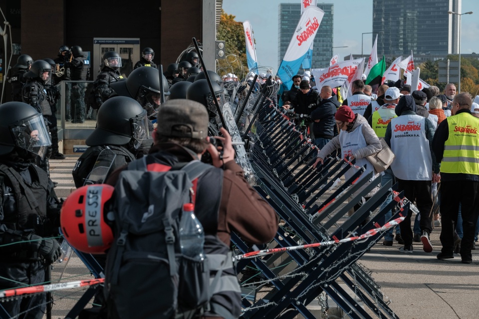 Manifestacja związkowców przed siedzibą Trybunału Sprawiedliwości Unii Europejskiej w Luksemburgu, 22 bm. Protest dot. sytuacji kopalni i elektrowni Turów. Fot. PAP/Mateusz Marek