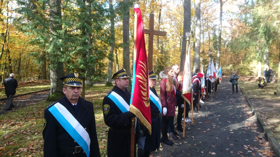 Mieszkańcy, w tym bliscy zamordowanych, harcerze i władze Torunia uczcili 82. rocznicę pierwszych straceń na Barbarce. Fot. Michał Zaręba